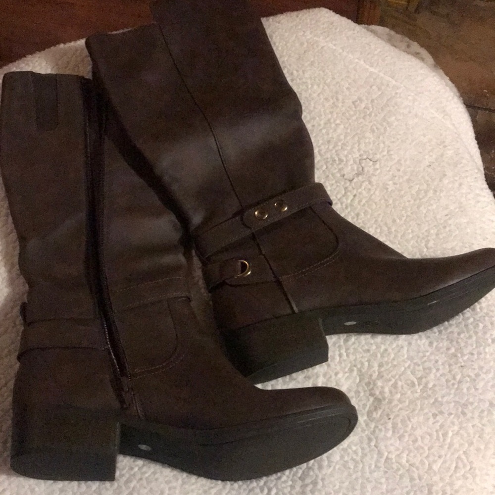 Boots - Picture 3 of 4